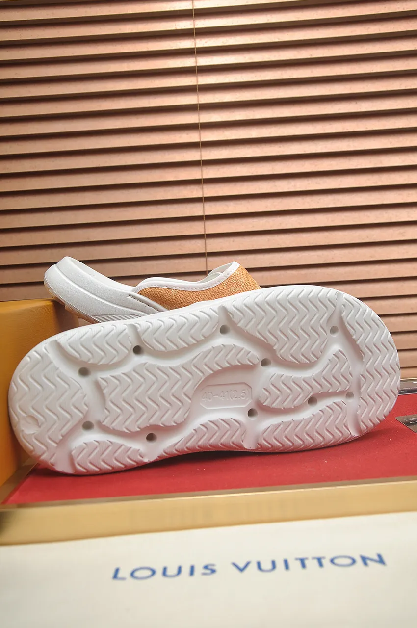 Men's men's shoes 💰340💶 [Louis Vuitton LV slippers] (high-end cowhide) counter 1:1 fashion style, a must-have for summer! The designer used LV’s iconic outsole. The original simple slippers instantly become fashionable! The upper is made of flexible special cowhide leather straps alternately, and the workmanship is exquisite! A must-have for stylish men in summer, size 38-45 (45 customized)